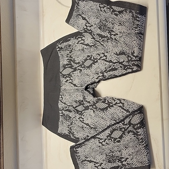 Fabletics Snakeskin Patterned Leggings size small - Picture 2 of 4